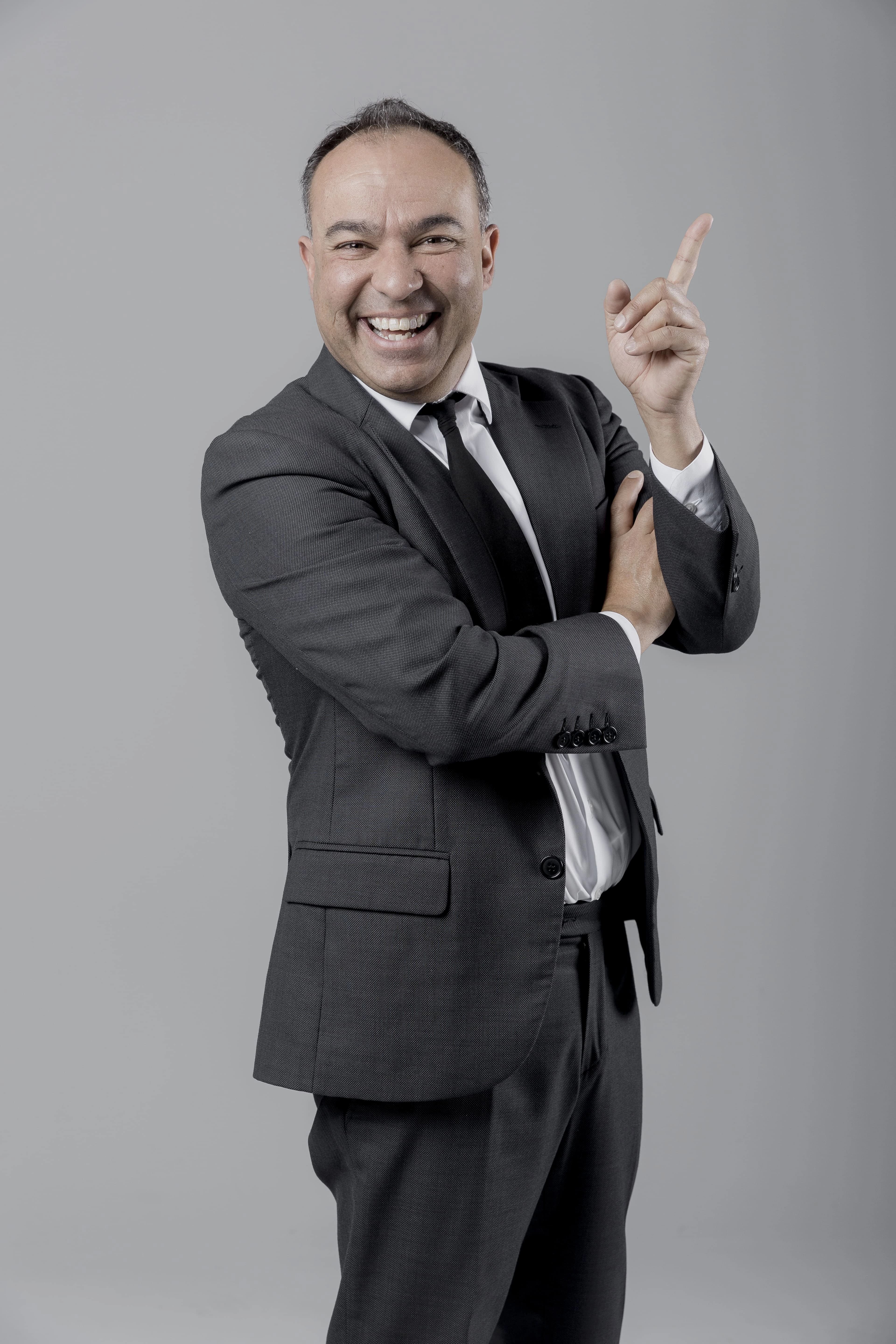 Maestro Florido con traje